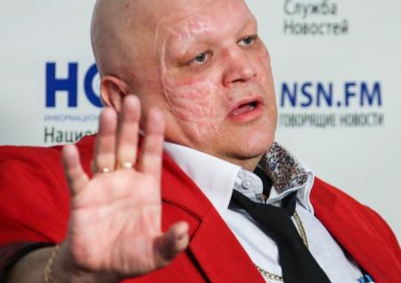 Шоумен сбил шлагбаум на платной автодороге и попал в полицию 