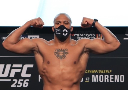 Уничтожение Чёрного Зверя: в UFC новый чемпион тяжёлого веса