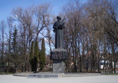 Советского «Алешу» перенесут из центра города в Латвии на братское кладбище