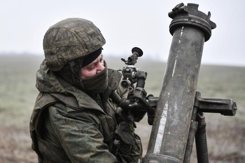 Военнослужащий минометного расчета Вооруженных сил РФ