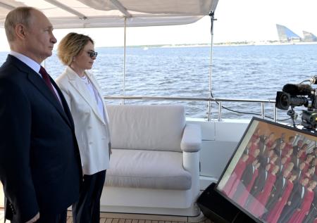 Путин показал, как надо слушать гимн России