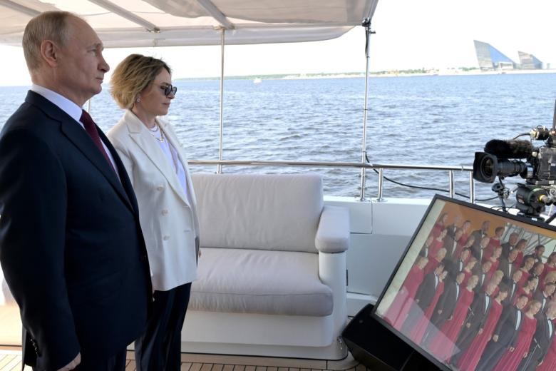 Президент России Владимир Путин и генеральный директор ООО «Газпром Лахта» Елена Илюхина