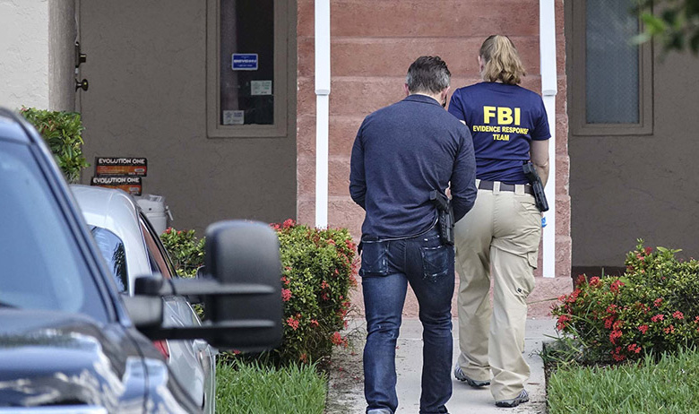 Следователи направляются в дом Изабеллы Хеллман и её мужа Льюиса Беннетта. Пятница, 16 июня 2017 г., через месяц после её исчезновения в море