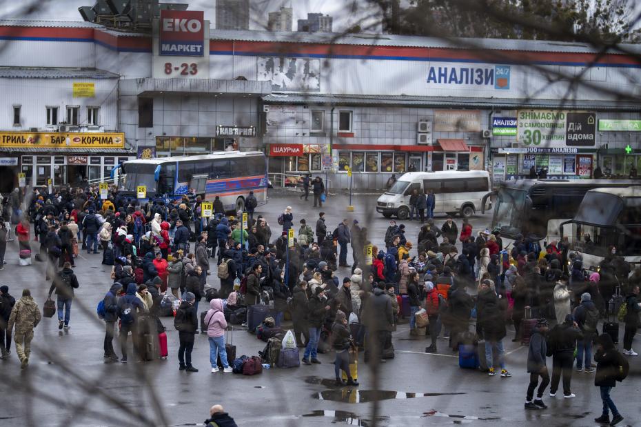 Киев. Жители города на автовокзале. 24 февраля 2022 года
