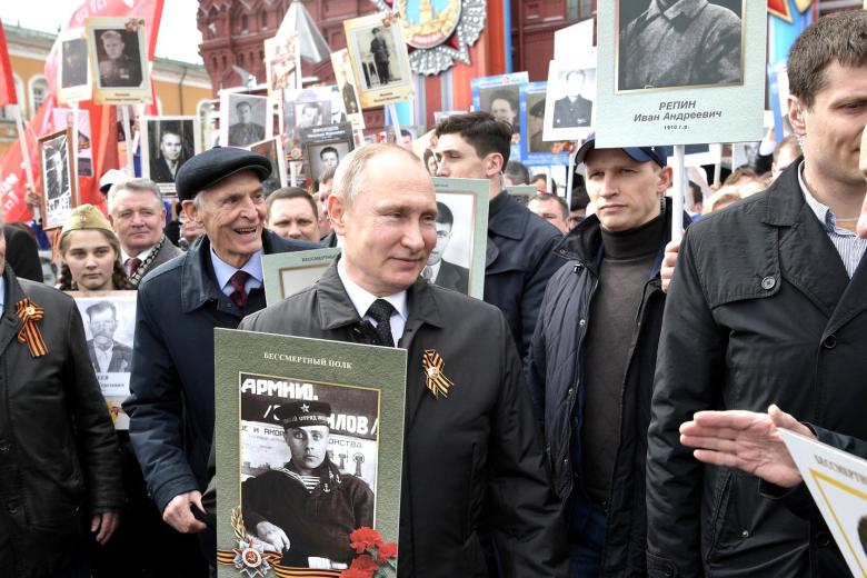 Президент РФ Владимир Путин (в центре)