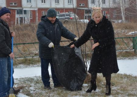Депутат-единоросс сфотографировалась на субботнике на каблуках и в шубе