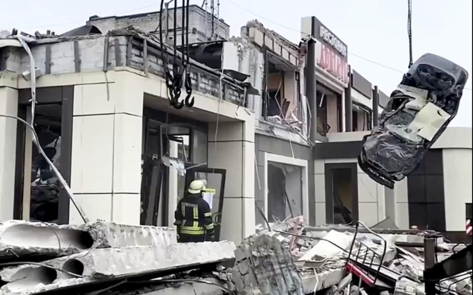 Лисичанск. Пострадавший автомобиль на месте обстрела пекарни со стороны Вооруженных сил Украины