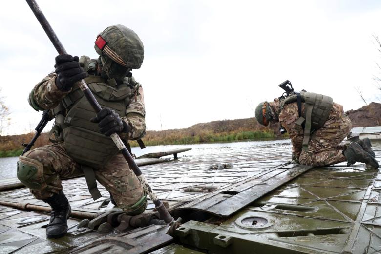 ВС РФ во время наведение понтонной переправы