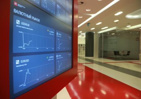 Доллар на МосБирже резко взлетел до 55 рублей