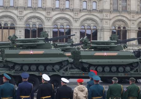 Полицейский в Москве взял ребёнка на руки, чтобы тот увидел парад Победы 