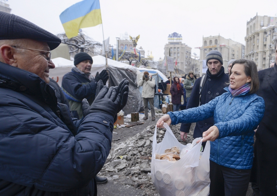 Виктория Нуланд предлагает еду активистам, выступающим за Евросоюз, на площади Независимости в Киеве, 11 декабря 2013 года