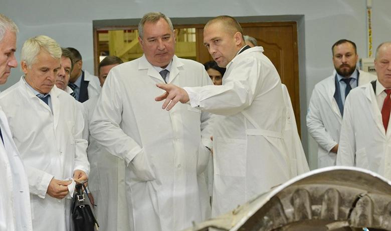 Дмитрий Рогозин (в центре)