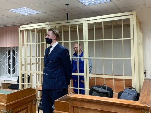 Антон Котов (справа) в зале Пресненского районного суда