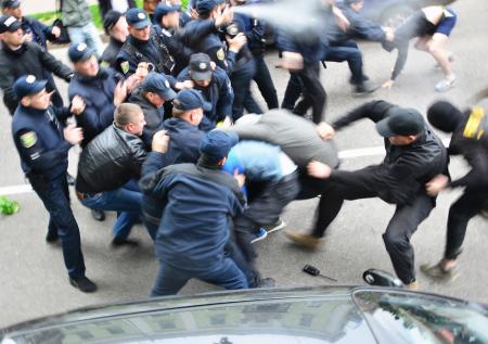 Директора проблемной больницы выкинули в мусорный бак