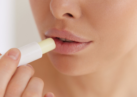 Врач рассказала, как ухаживать в мороз за губами