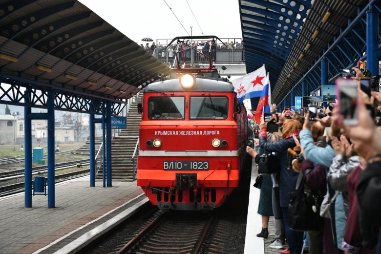 Поезд «Таврия», следующий по маршруту Санкт-Петербург — Севастополь