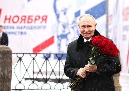 Путин с цветами и Красная площадь в снегу: кадры со Дня народного единства
