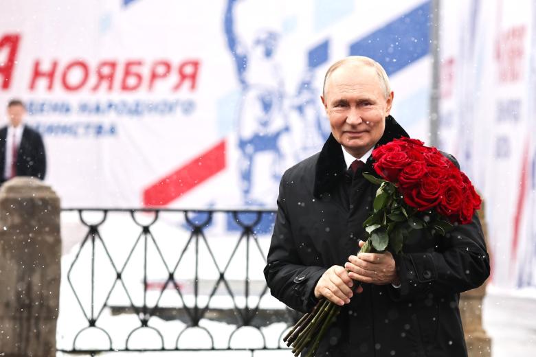 В День народного единства Владимир Путин возложил цветы к памятнику Кузьме Минину и Дмитрию Пожарскому