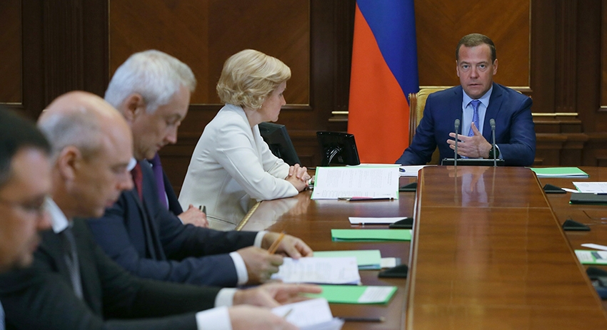 Премьер-министр РФ Дмитрий Медведев на совещании
