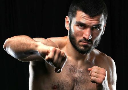 Бой чемпиона мира по боксу Бетербиева снова перенесли