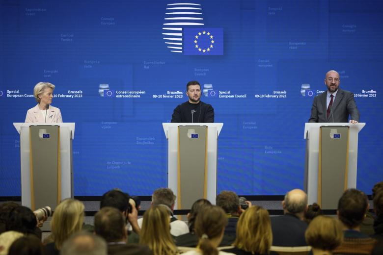 Глава Европейской комиссии Урсула фон дер Ляйен, президент Украины Владимир Зеленский и глава Европейского совета Шарль Мишель (слева направо)