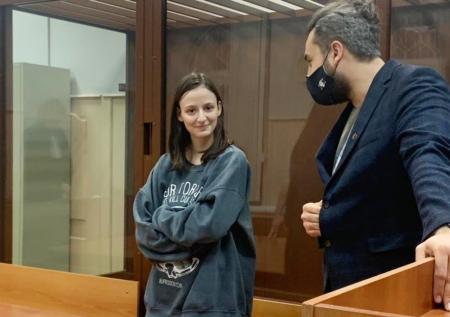 Мосгорсуд рассмотрел решение о заочном аресте участницы Pussy Riot