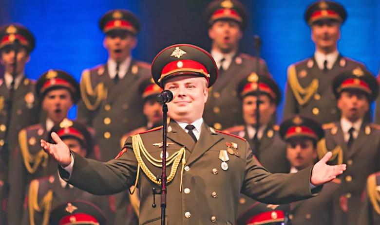 Солист Ансамбля, тенор Роман Валутов 