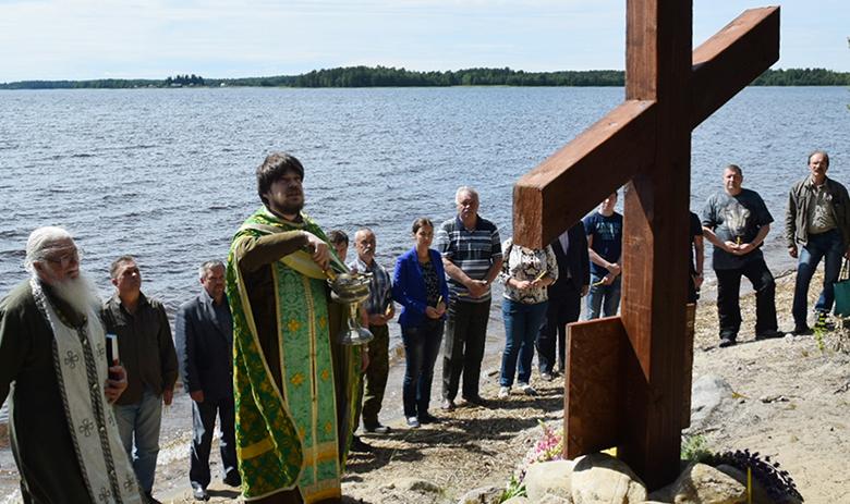 Поклонный крест на месте трагедии