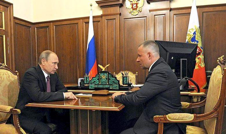 Президент России Владимир Путин и новый глава МЧС Евгений Зиничев