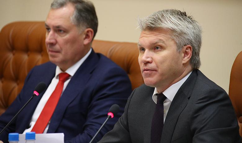 Павел Колобков (справа)
