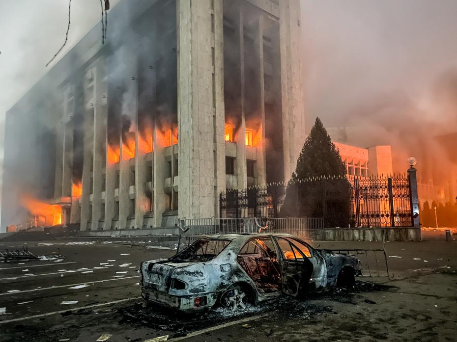  Горящее здание акимата в городе Алма-Ата
