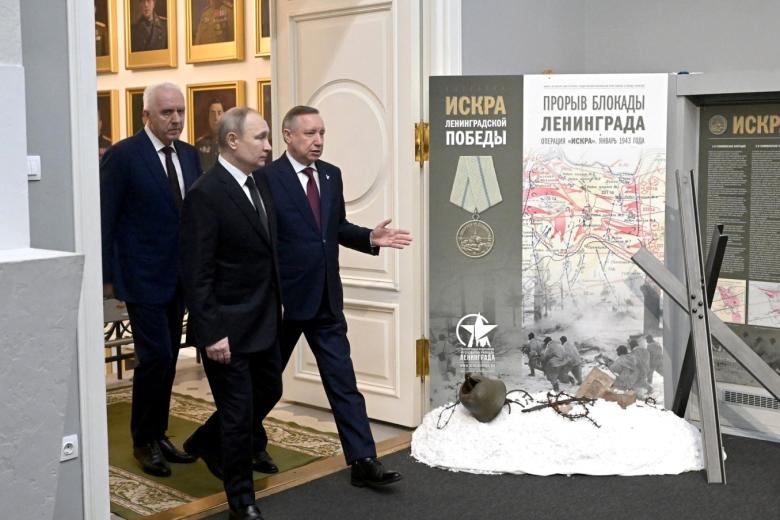 Владимир Путин в ходе осмотра выставки «Искра ленинградской победы» в Государственном мемориальном музее обороны и блокады Ленинграда