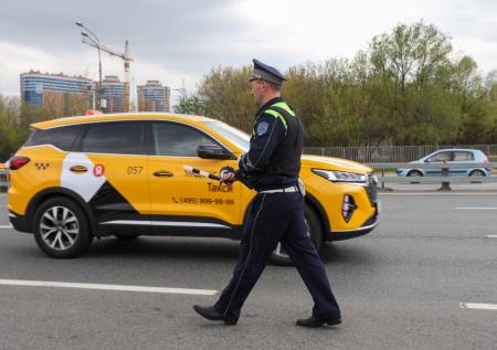 В Саратовской области мигрантам запретили работать в такси и общепите