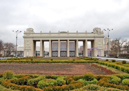 В Москве из-за снега с грозой закрыли парк Горького