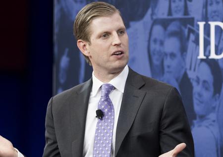 Сын Трампа пожаловался, что в него плюнули в ресторане