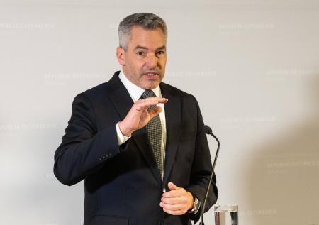 Канцлер Австрии обвинил Россию в саботаже при заполнении хранилищ газа