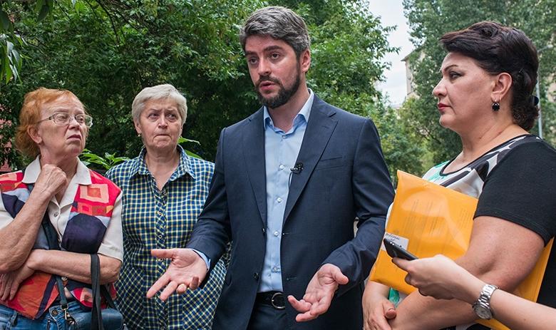 Кандидат в мэры Москвы Илья Свиридов на встрече с жителями района Дорогомилово
