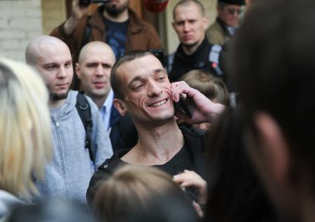 Франция может лишить Павленского статуса беженца