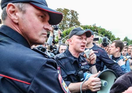 Полиция снова избила протестующих против свалки в Подмосковье