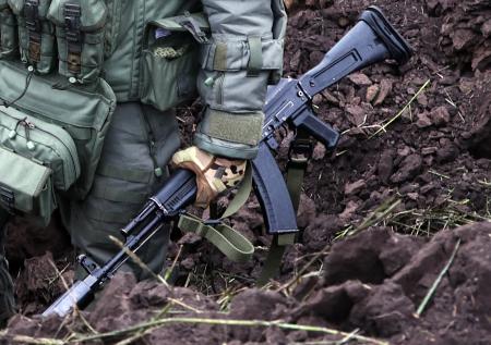 Три недели державший оборону российский боец показал кадры из окопа