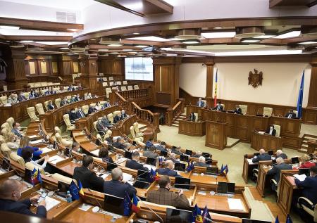 В Молдавии оппозиционеры заблокировали трибуну парламента