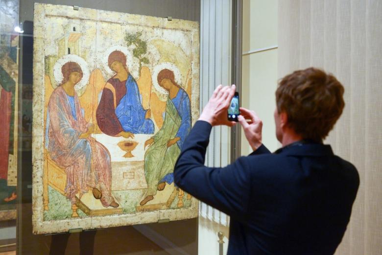 Икона художника Андрея Рублева «Троица» (1425–1427) в Третьяковской галерее