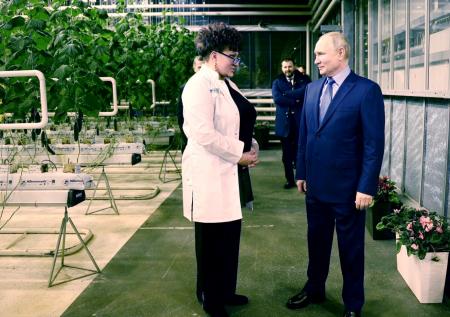 «Супер»: Путин оценил аромат чукотских помидоров и базилика 