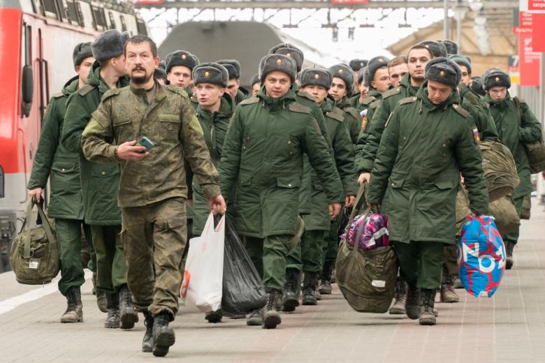 Солдаты срочной службы на платформе Киевского вокзала в Москве