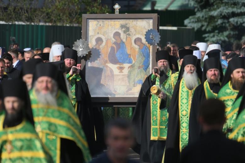 Крестный ход с иконой «Святая Троица» письма преподобного Андрея Рублёва в Свято-Троицкой Сергиевой Лавре