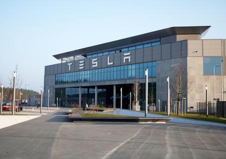 В Германии вновь заработал завод Tesla после поджога экоактивистами