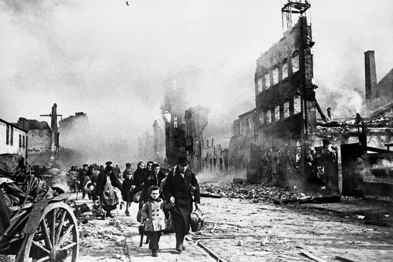Великая Отечественная война 1941–1945 гг. Жители Данцига выходят из укрытий после освобождения города советскими войсками. Март 1945 года
