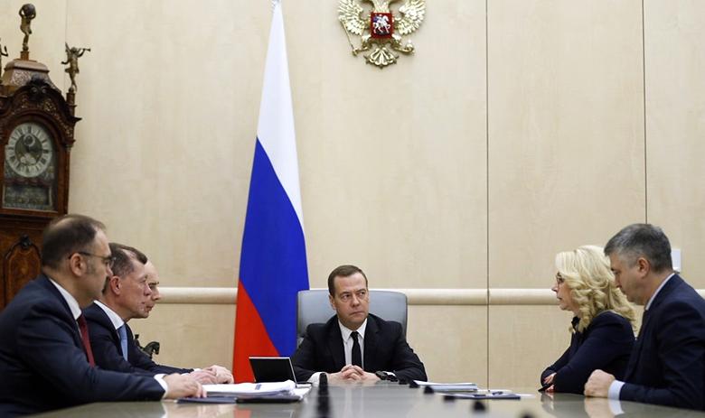 Глава правительства РФ Дмитрий Медведев (в центре) 