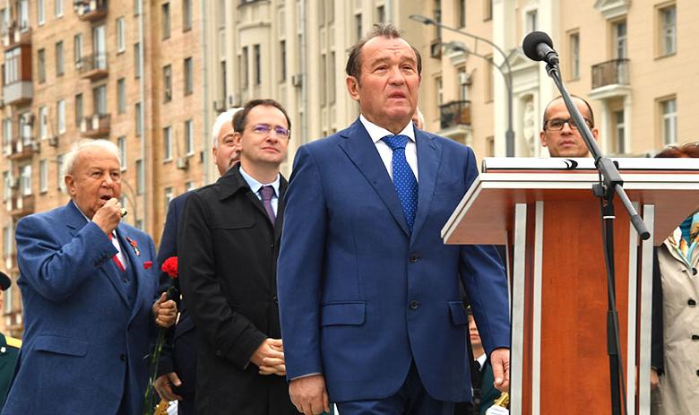 Пётр Бирюков (крайний справа)