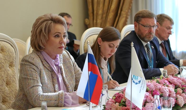 Валентина Матвиенко (слева)